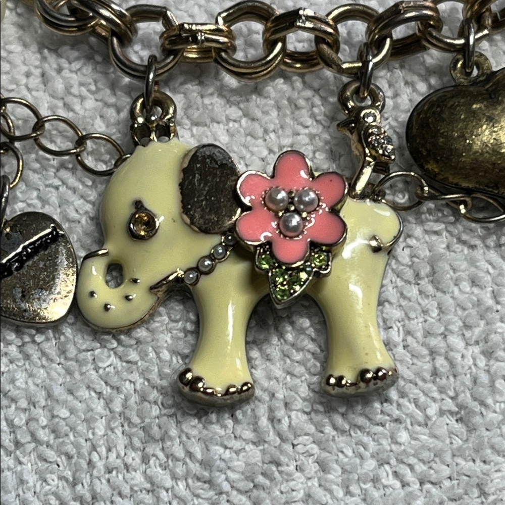 Vintage Betsey Johnson faux Pearl and Gold tone Elephant Charm Bracelet - Picture 2 of 4